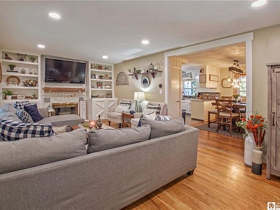 4th image of 639 Baker Street Ext