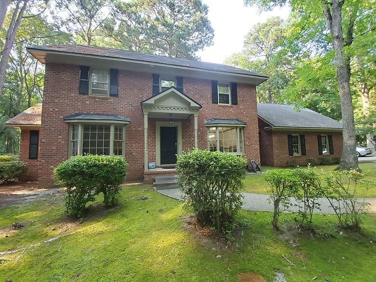 225 Woodglen Dr — Photo 1