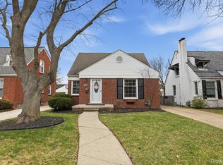 1906 Oxford Rd, Grosse Pointe Woods, MI 48236