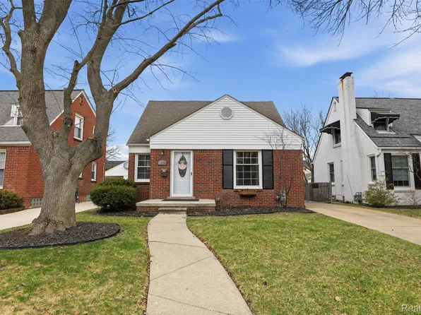 1906 Oxford Rd, Grosse Pointe Woods, MI 48236