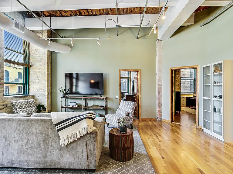 312 N May St #4K — Photo 7