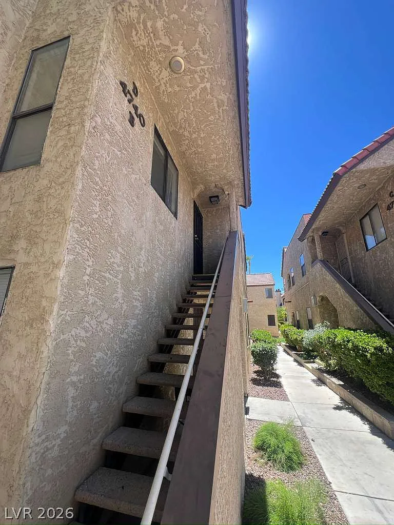 2 bed, 1073 sqft, $1,400 — Photo 2
