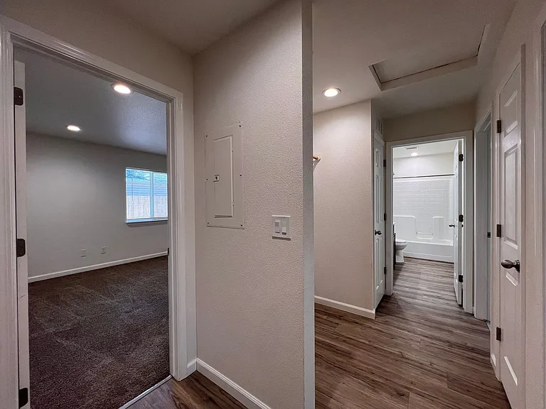 565-567 Churchill (Duplex) — Photo 12