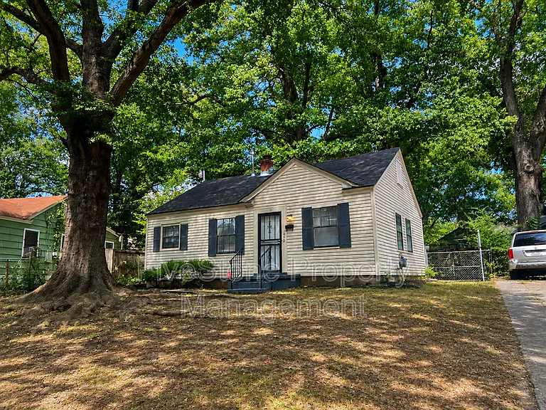 1300 Robin Hood Ln — Photo 1