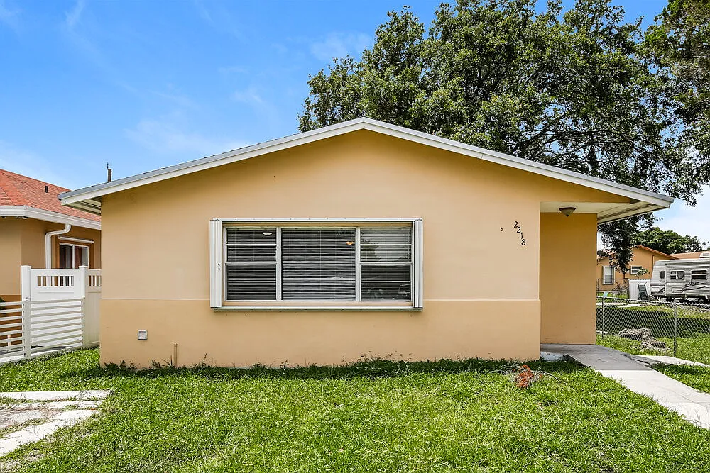 3 bed, 1.0 bath, 1027 sqft, $2,110 — Photo 1