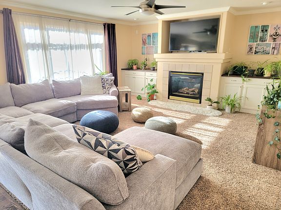 Living room w/ gas fireplace