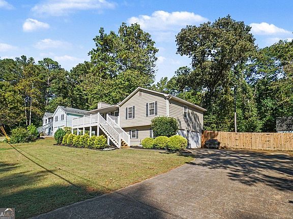 3rd image of 445 Holly Ln