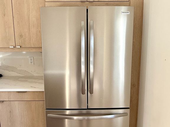 5th image of 2486 S Kinnickinnic Ave #301