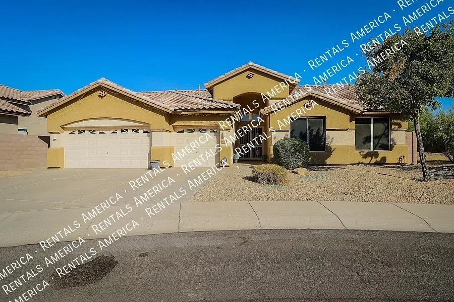 Fabulous 4 Bedroom Home With Beautiful Pool & Spacious 3 Car Garage — Photo 2