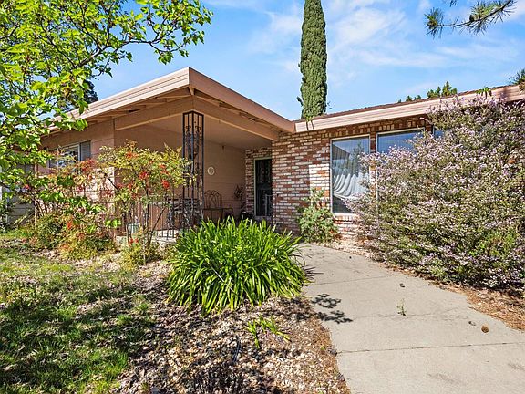 3rd image of 1581 Valley View Dr