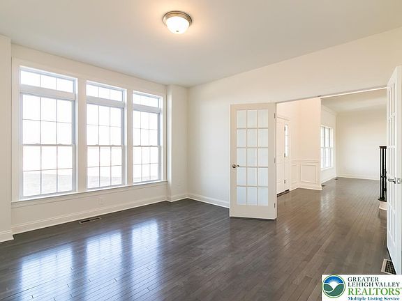 4th image of 35 Charlie Ct #3