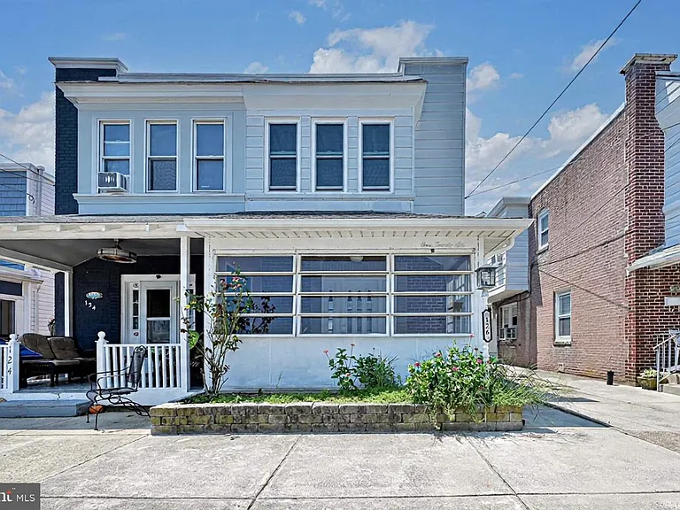 126 N Harvard Ave — Photo 1