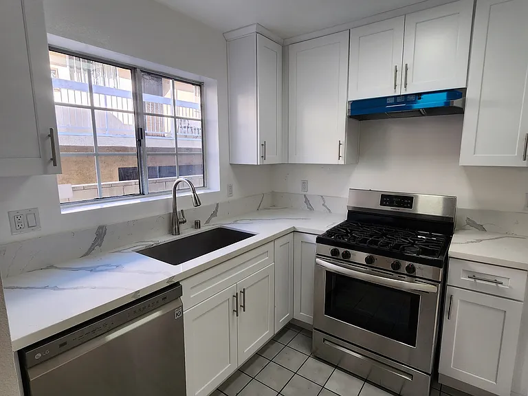 1118 N Kenmore Ave #4 — Photo 17