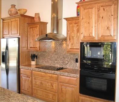 Updated kitchen w granite, porcelain tile, knotty alderwood, stainless appl