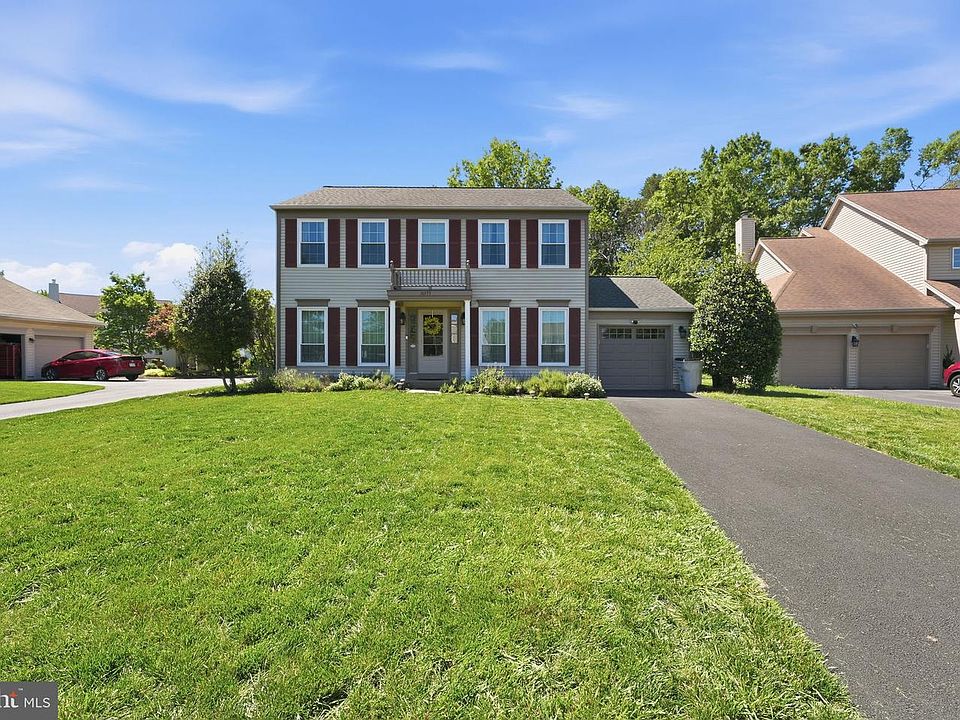 1st image of 10275 Racquet Cir