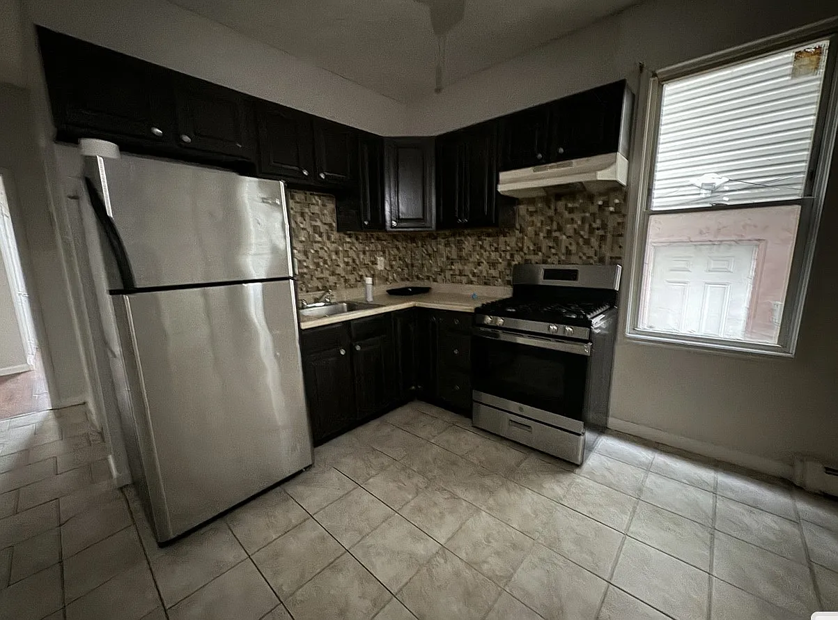 3 bed, 1000 sqft, $2,400 — Photo 1