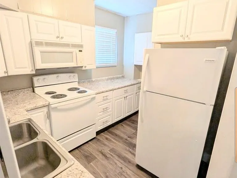206 W 13th Ave — Photo 10