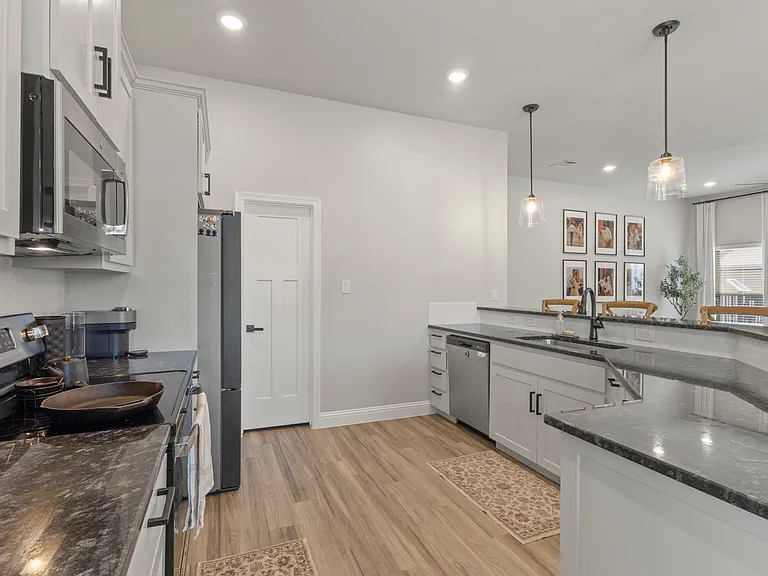 616 Charlotte Ln — Photo 13