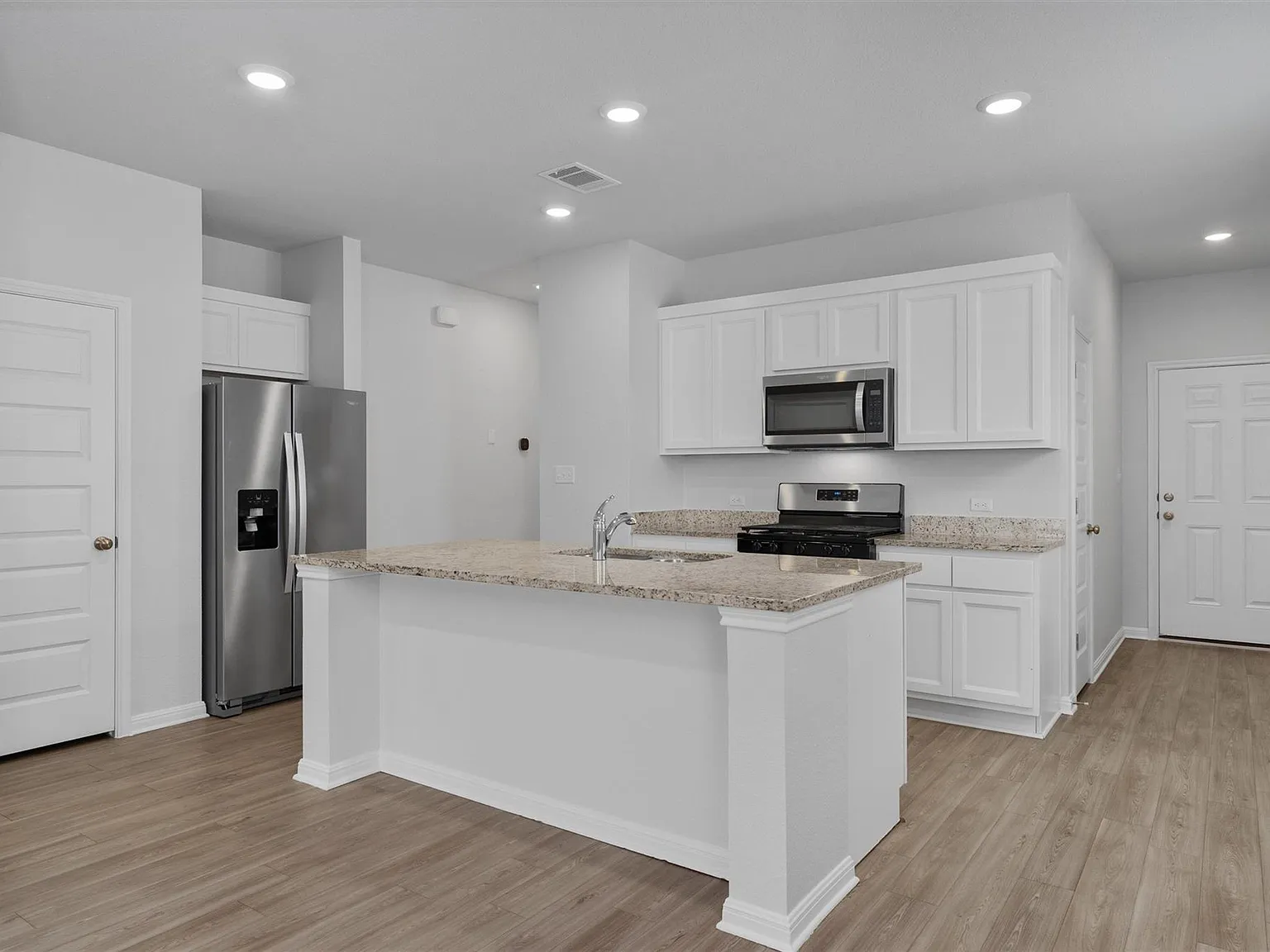 4 bed, 2.0 bath, 1531 sqft, $2,100 — Photo 4