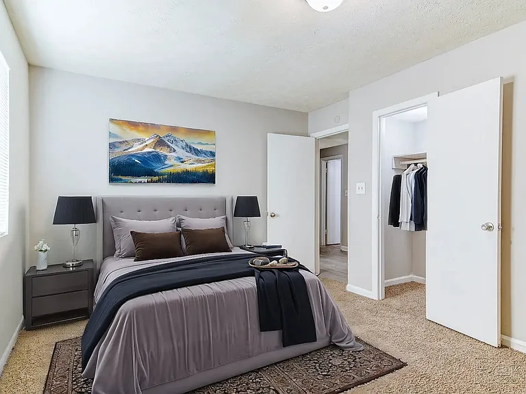 bed room with closet