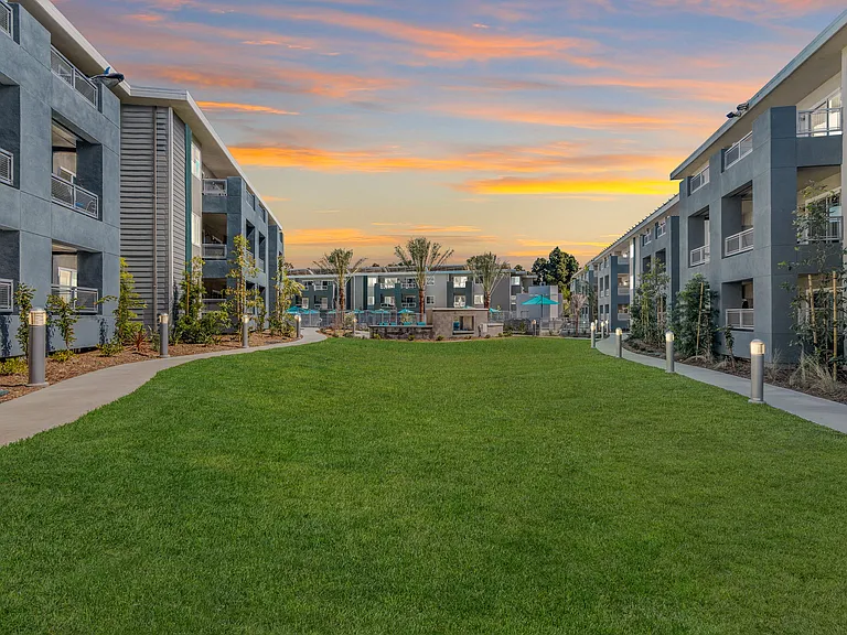 Pointe Luxe Apartment Homes — Photo 24