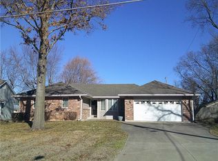 912 E Osage St, Paola, KS 66071