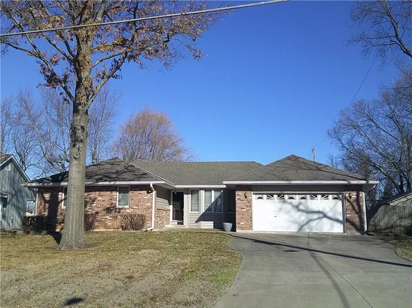 912 E Osage St, Paola, KS 66071