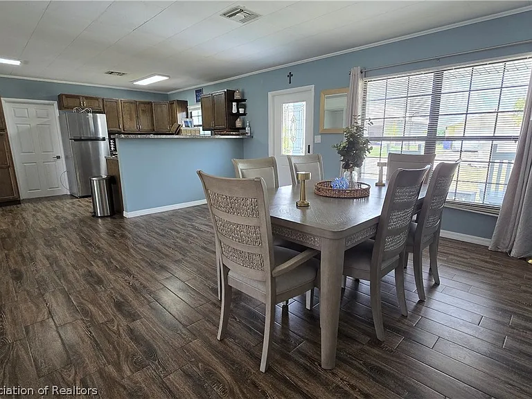 639 Killarney Dr — Photo 17
