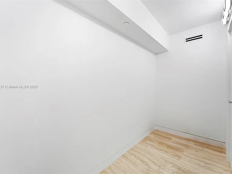 5900 Collins Ave #604 — Photo 25