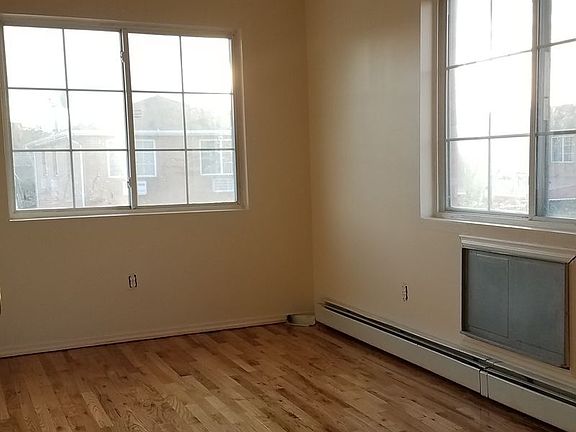 2nd image of 954 E 59th St #2