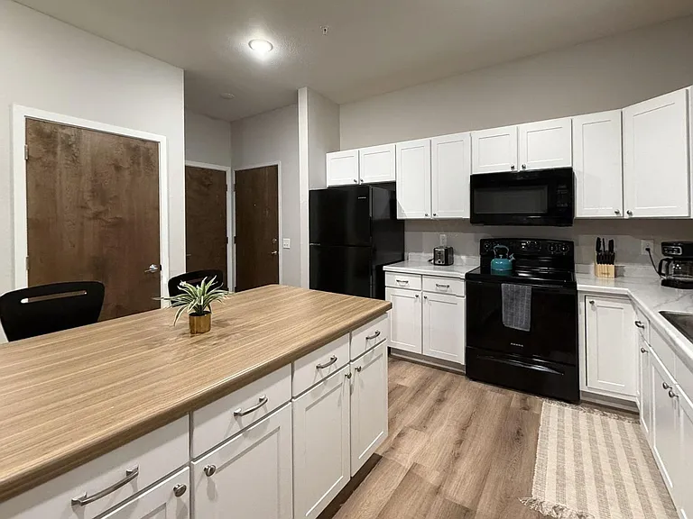 South Pointe Apartments — Photo 14