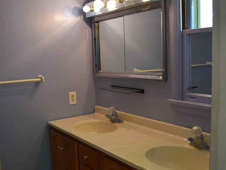 Upstairs Bathroom (off master bedroom)