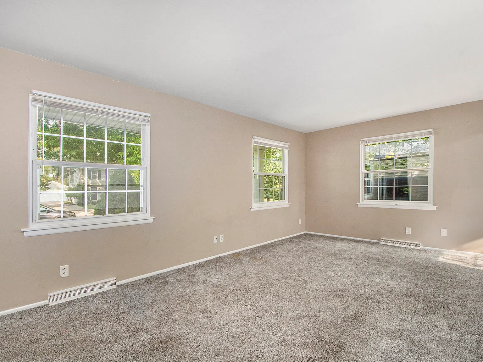 2342 Rosewood Ave SE — Photo 3