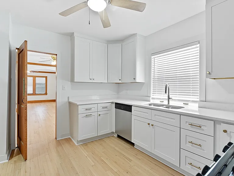 828 N 41st Ave — Photo 2