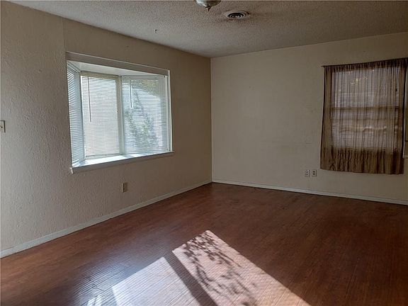 5th image of 4718 Woodend Ave