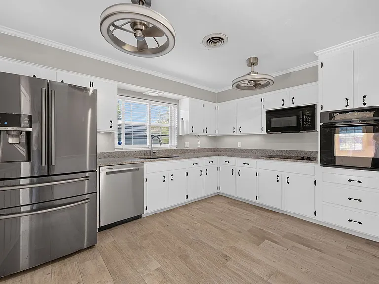 677 Selkirk Dr — Photo 15