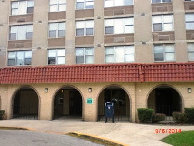 1st image of 4300 W Ford City Dr APT 304A