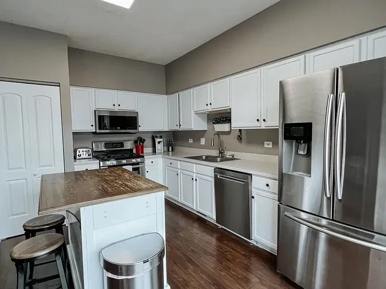 2525 Stonybrook Dr — Photo 2