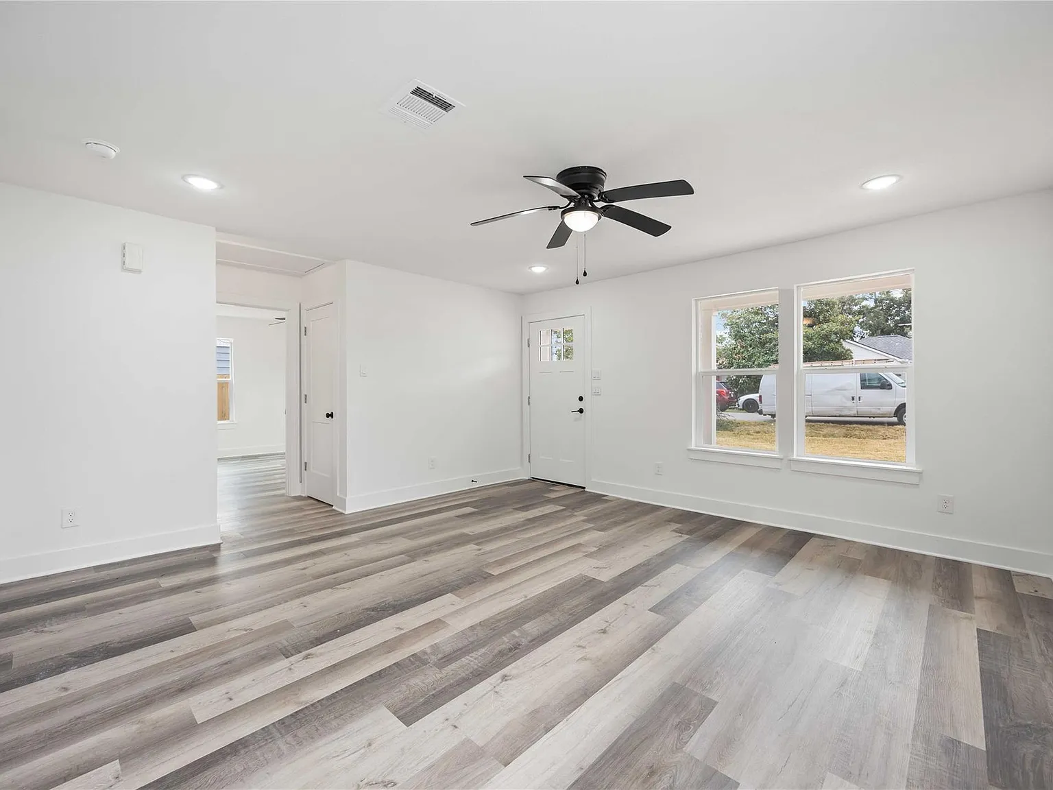 3 bed, 2.0 bath, 1210 sqft, $2,100 — Photo 3