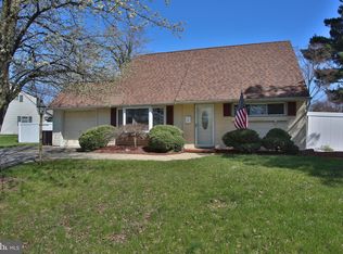 2 Parkside Cir, Levittown, PA 19056