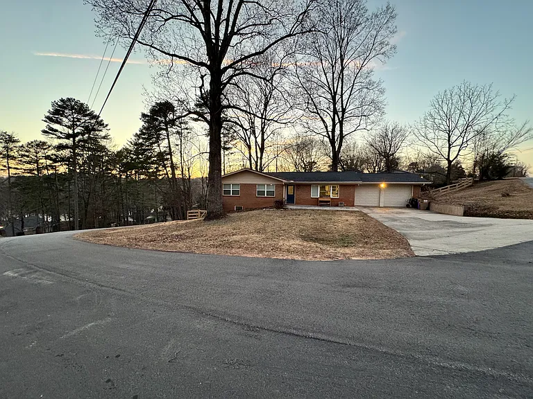 2760 Wayman Dr — Photo 2