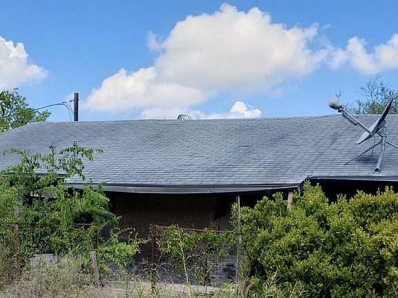 2nd image of 2341 Pecan St