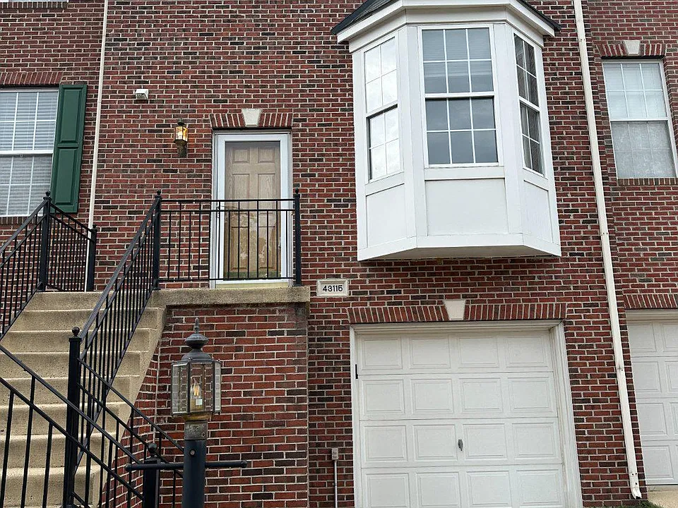 43115 Forest Edge Sq