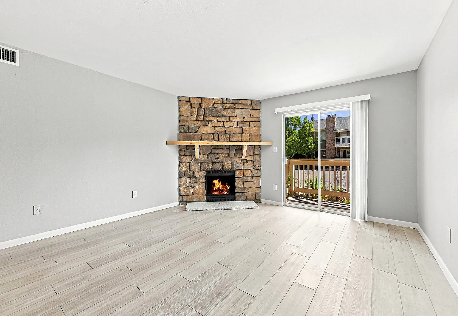 2 bed, 2.0 bath, 904 sqft, $1,621 — Photo 4