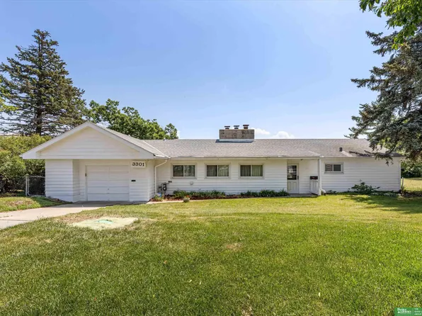 3301 Nebraska Cir, Omaha, NE 68111
