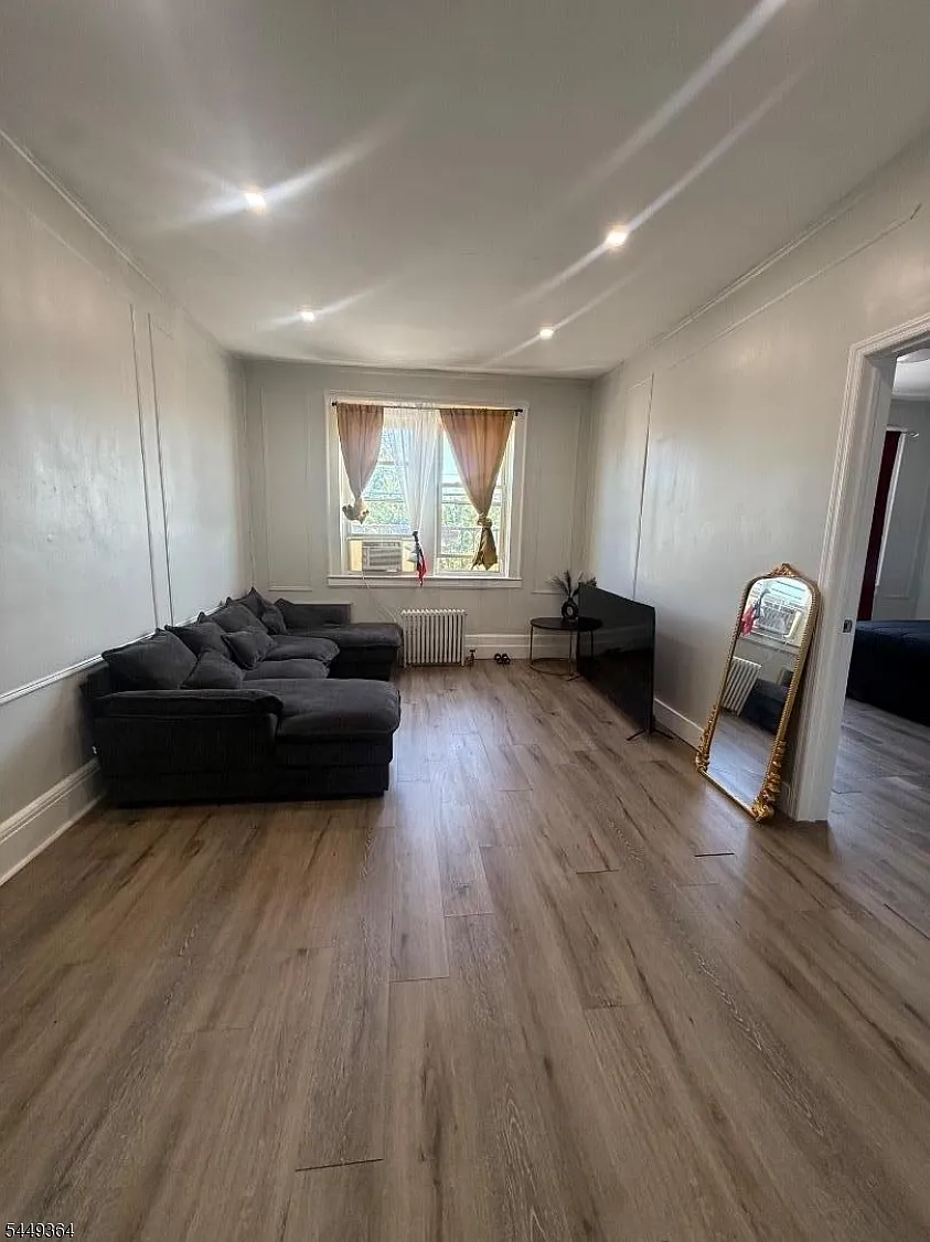 2 bed, 1.0 bath, $2,000 — Photo 3