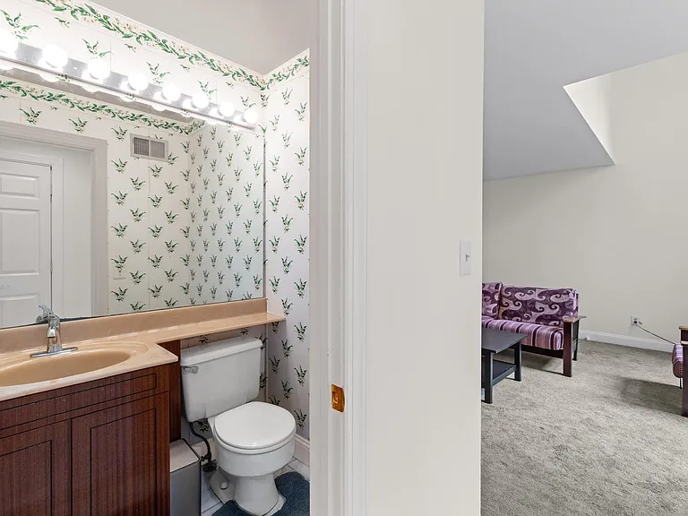 130 Sayre Dr — Photo 17