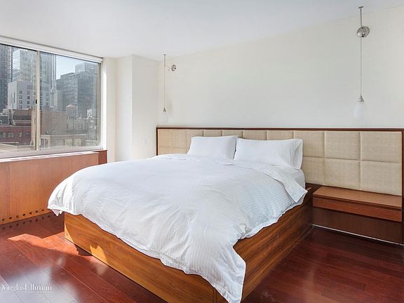 5th image of 236 E 47th St APT 23B