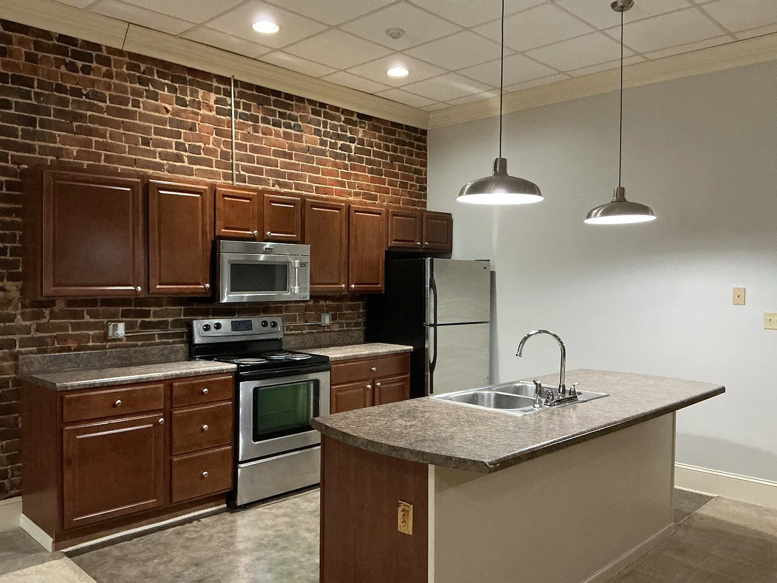 2 bed, 1000 sqft, $1,375 — Photo 2