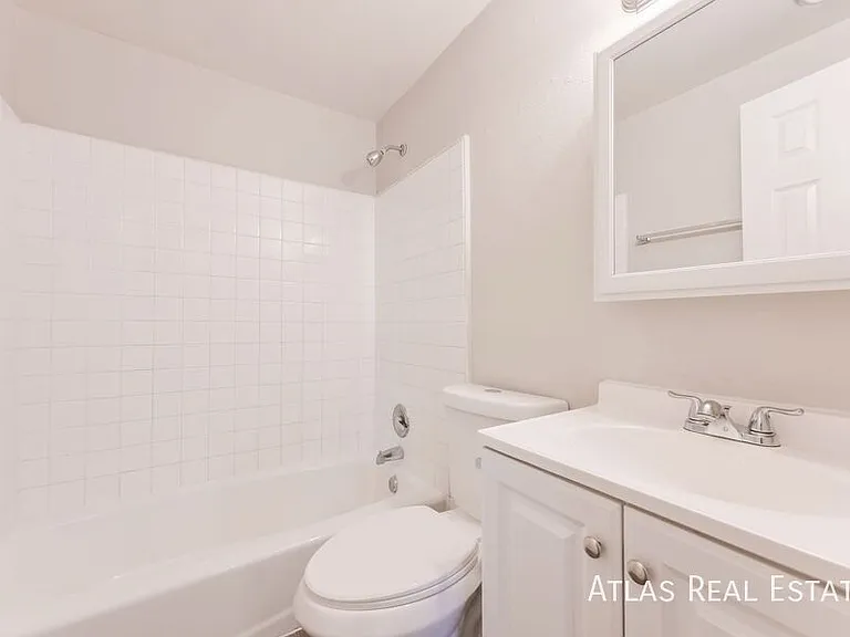910 Bishop Ct #B — Photo 13